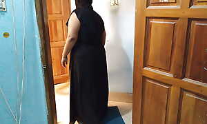 Saudi hot aunty sweeping house presently neighbor boy saw her big tits and ass gets seduced &Hot cum - Boruqa & Hijab aunty