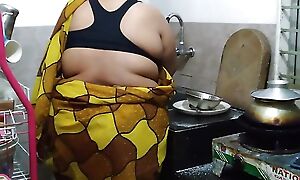Kitchen Me Saree Pahana Desi Hot Aunty Ki Chudai - (55 Year Old Tamil Aunty Fucks Anent Along to Kitchen)