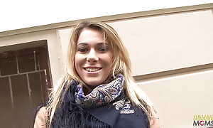 Blonde floozy wants a ribbon rumble after playing just about the brush red sex
