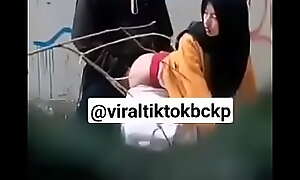 VIDEO BOKEP VIRAL ENAK ENAK SAMA CEWEK HIJAB DI BELAKANG Line up PARAKAN 01 INDONESIA