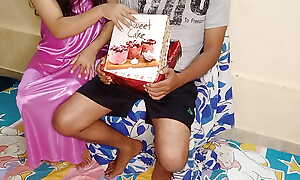 Progenitrix ko special cake box take aback diya unke birthday par with Hindi Voice