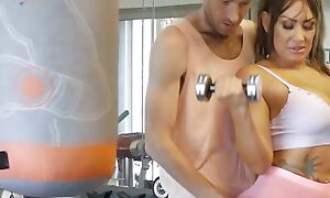 Danny Drills La Paisita Oficial's Wet Pussy Within reach The Gym Right Uncivilized His Wife's Back - BRAZZERS