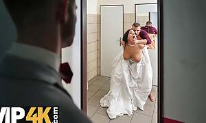 VIP4K. Being locked in the bathroom, sexy bride doesnt lose time and seduces unintentional guy