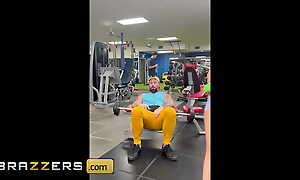 Gymfluencer  Elana is mode her thing when she notices Joey ogling her throughout her workout - BRAZZERS