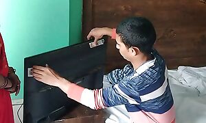 TV mechanic ne madam ko ghar me unconforming ki service diya aur  paise bhi nhi liye