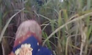 bhabhi ko ganne ke khet me chudai kiya