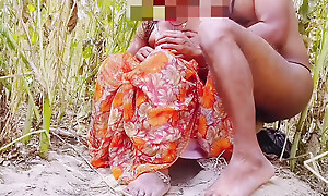 Bangali bhaiya ne bhabhi ko jungal me ghori bana ke boudi me chod dala.indian Desi Village dehati ki aunty hindi viral sex video