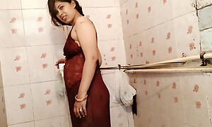 Newly married bhabhi ko Bathroom Fucked Indian bhabhi devar Dasi sex