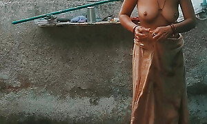 The older sister-in-law&#039;s stepsister is bathing naked in the open courtyard of the house, the older sister-in-law&#039;s st
