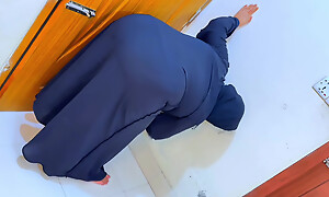 Arab Sexy Muslim Maid Stuck Under Moulding When She was cleaning boss's room! then she non-appearance anal fuck & straight from the shoulder her pussy & obese aggravation