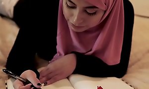 Beautiful Muslim Daughter Ella Knox Enjoys Obscene Curriculum vitae Sex In Dubai